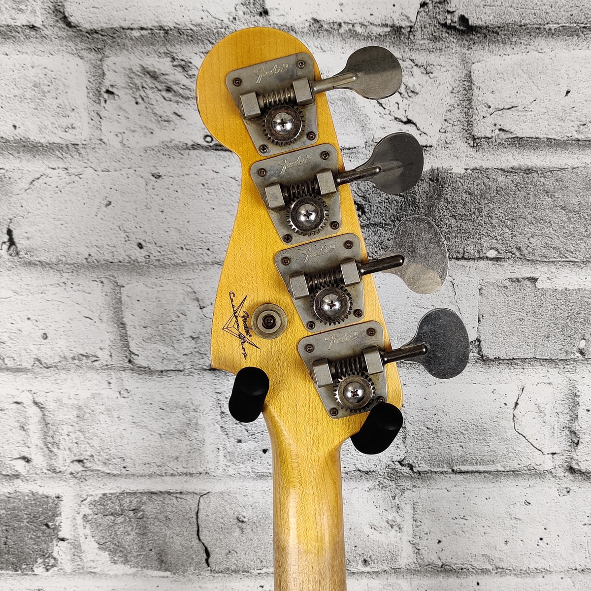 Fender Custom Shop 1966 Jazz Bass Journeyman Relic, Round-Laminated Rosewood Fingerboard - 3-Color Sunburst