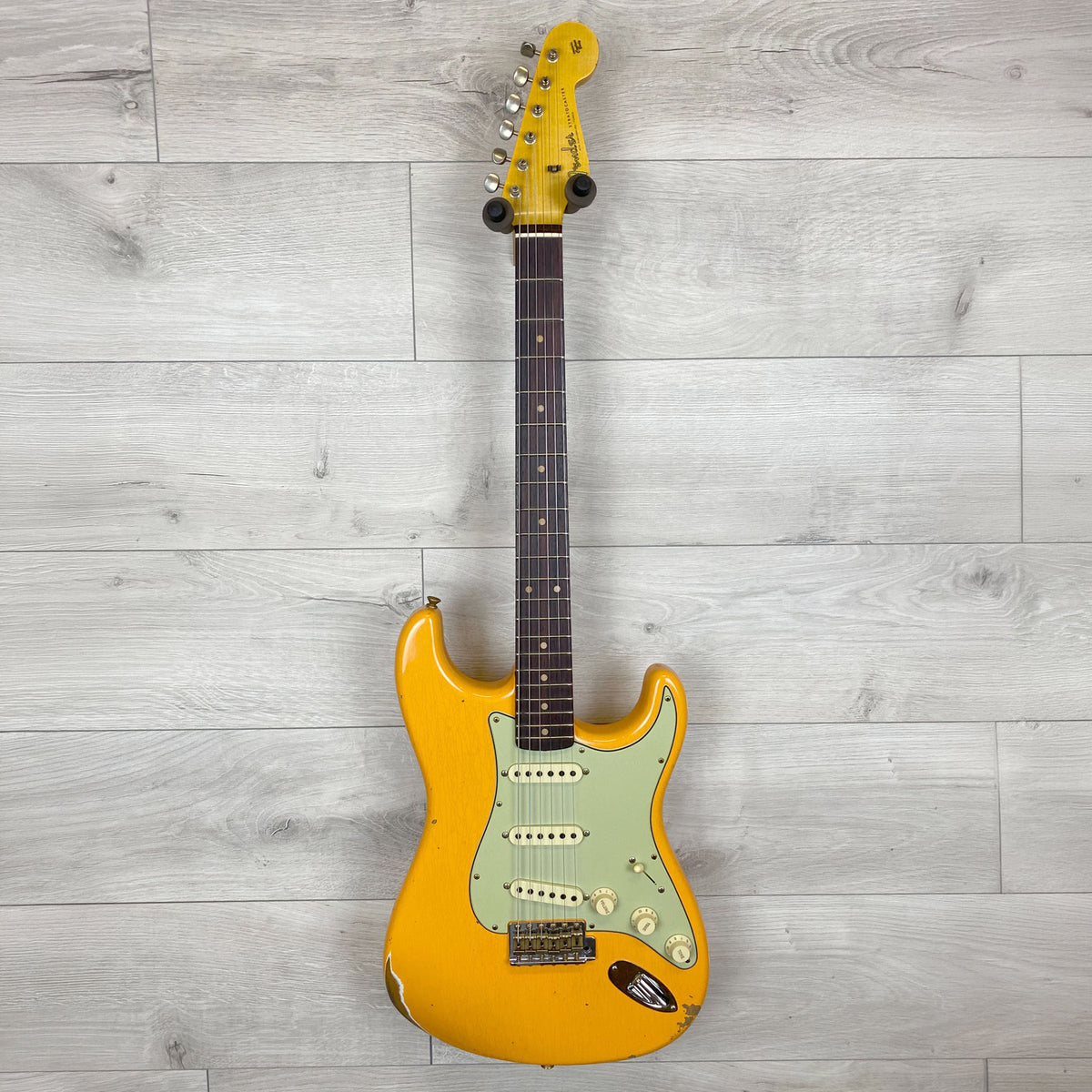 FENDER Custom Shop 59 Stratocaster de style Relic en palissandre avec micros bobinés à la main – Faded Orange