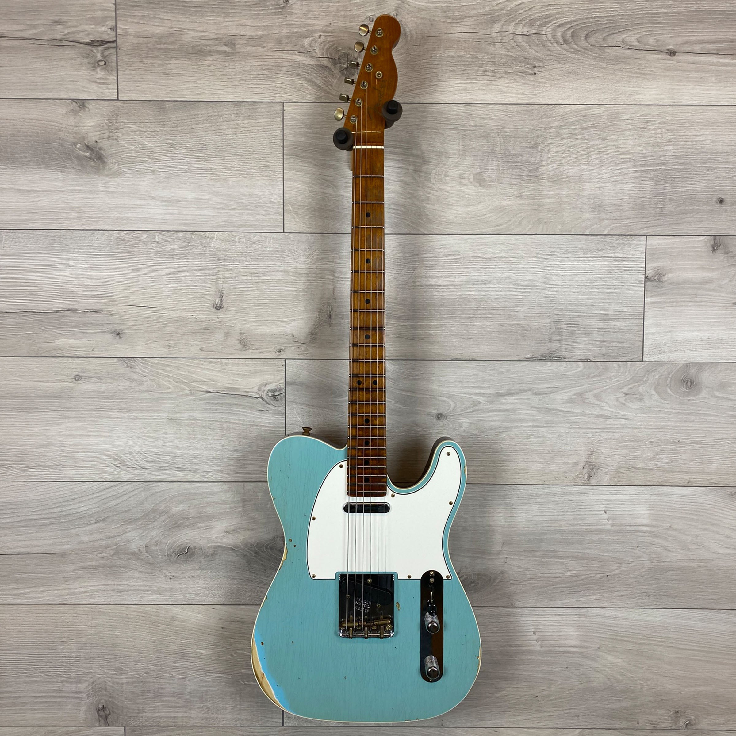 FENDER Custom Shop S6 American Custom Telecaster de style Relic avec manche en érable - Aged Daphne Blue