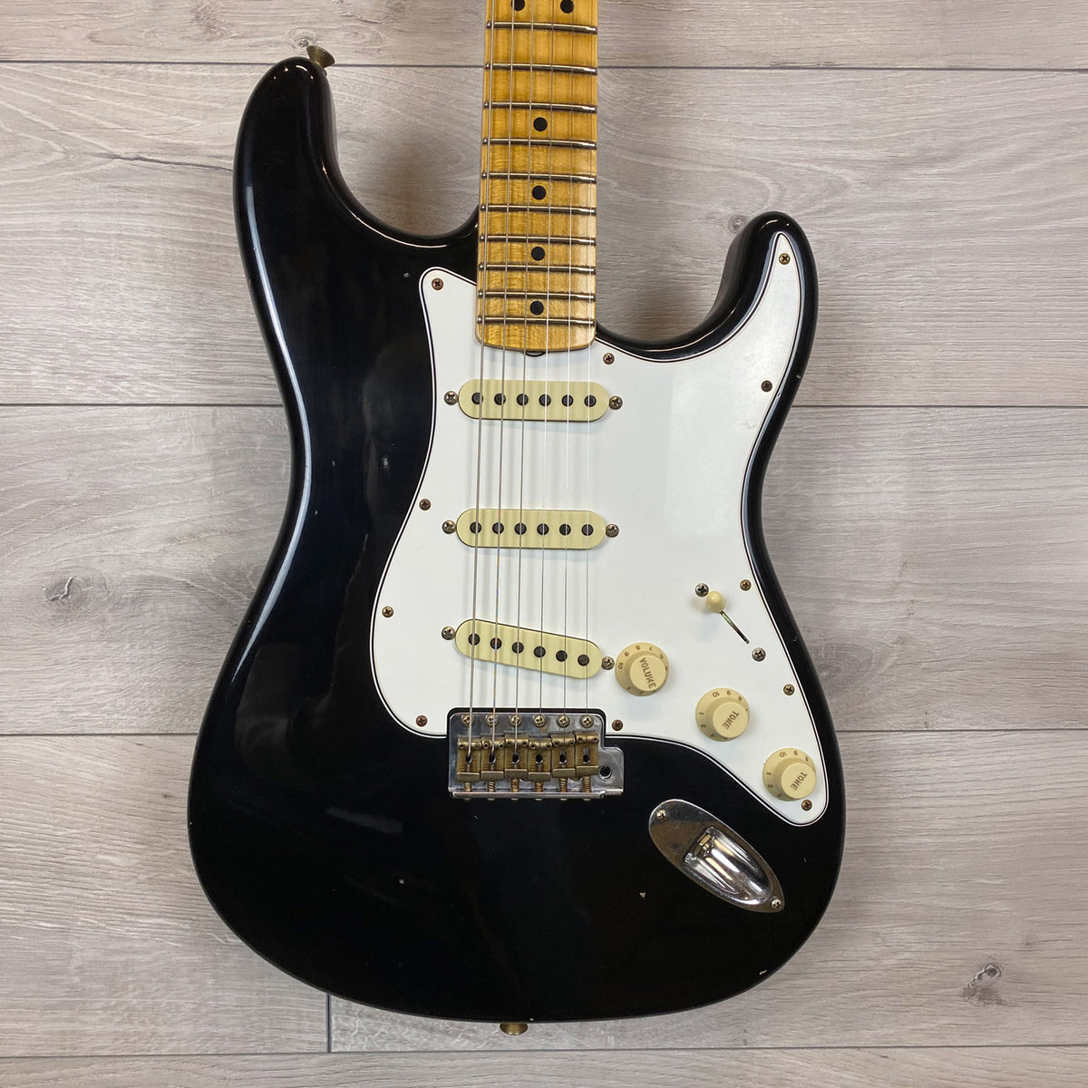 FENDER Custom Shop 65 Stratocaster Journeyman avec manche en érable et micros bobinés à la main - Noir
