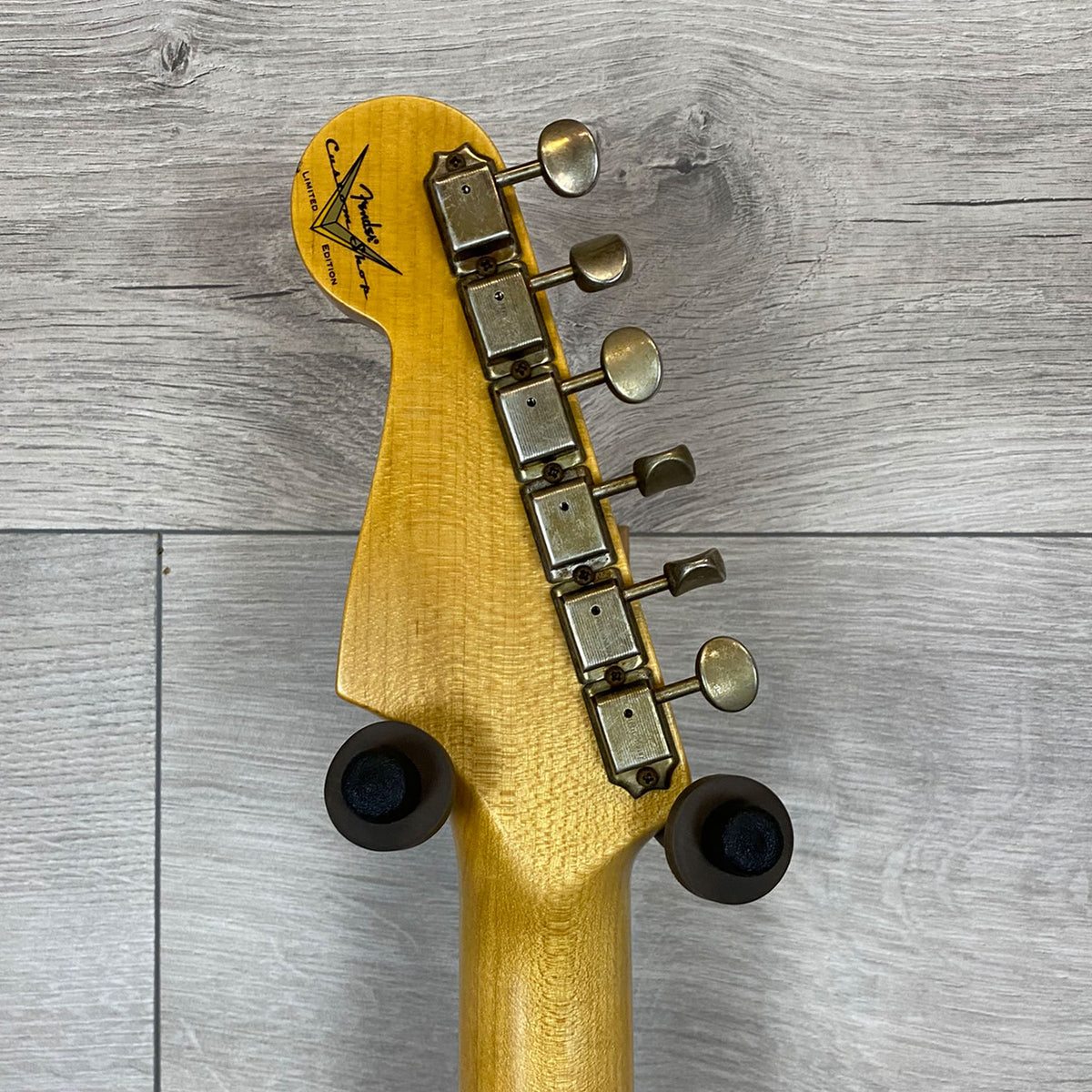 FENDER Custom Shop 65 Stratocaster Journeyman avec manche en érable et micros bobinés à la main - Noir