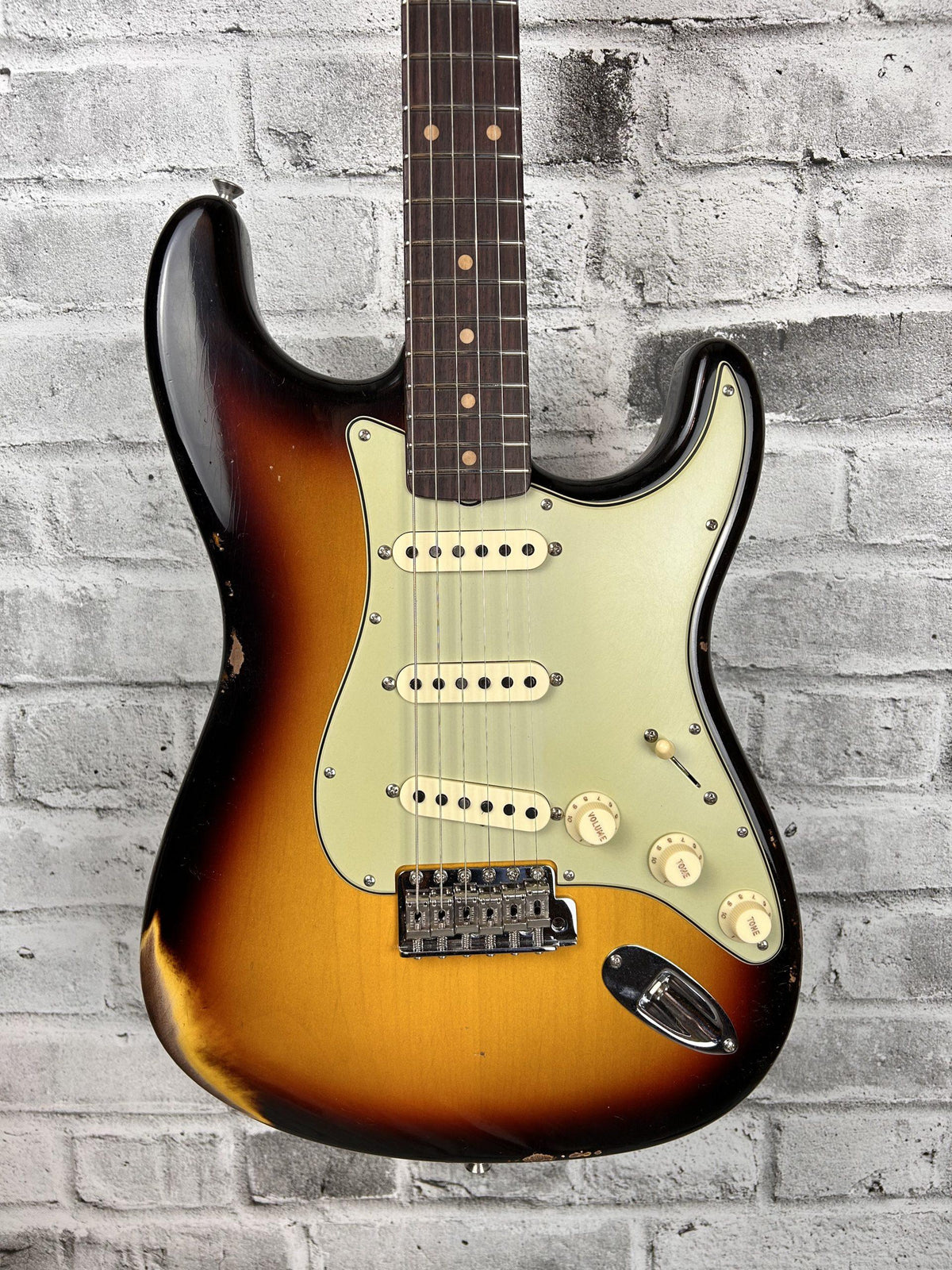Fender Custom Shop Late 1962 Stratocaster Relic with Closet Classic Hardware, Rosewood Fingerboard, 3-Color Sunburst