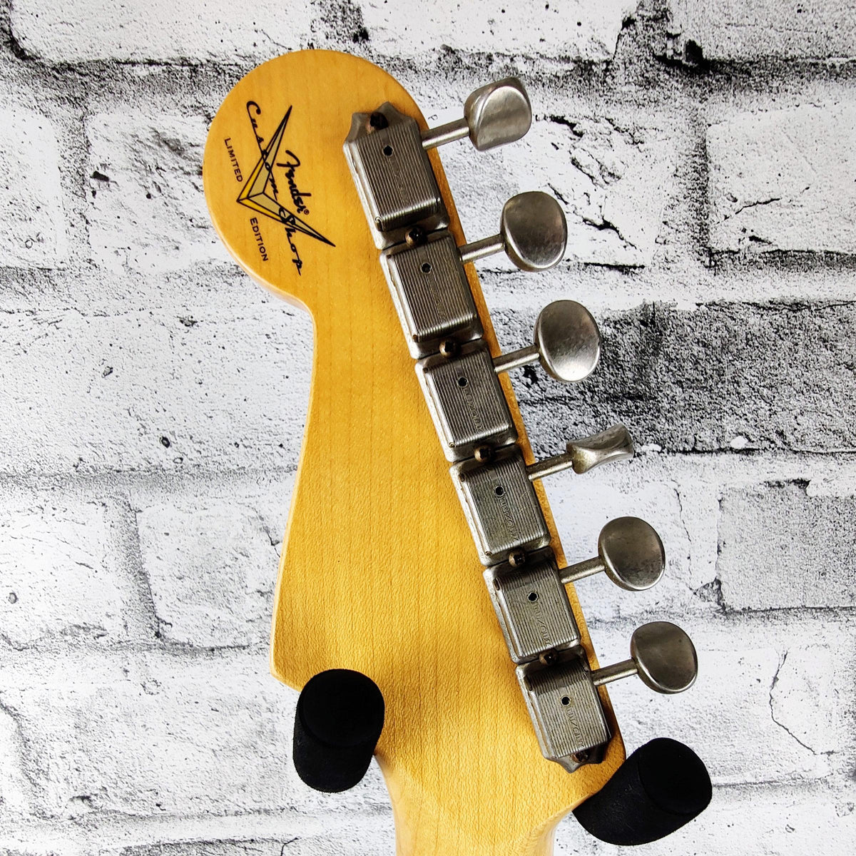 Fender Custom Shop Limited Edition ’62/’63 Stratocaster Journeyman Relic, Rosewood Fingerboard – Aged Fiesta Red