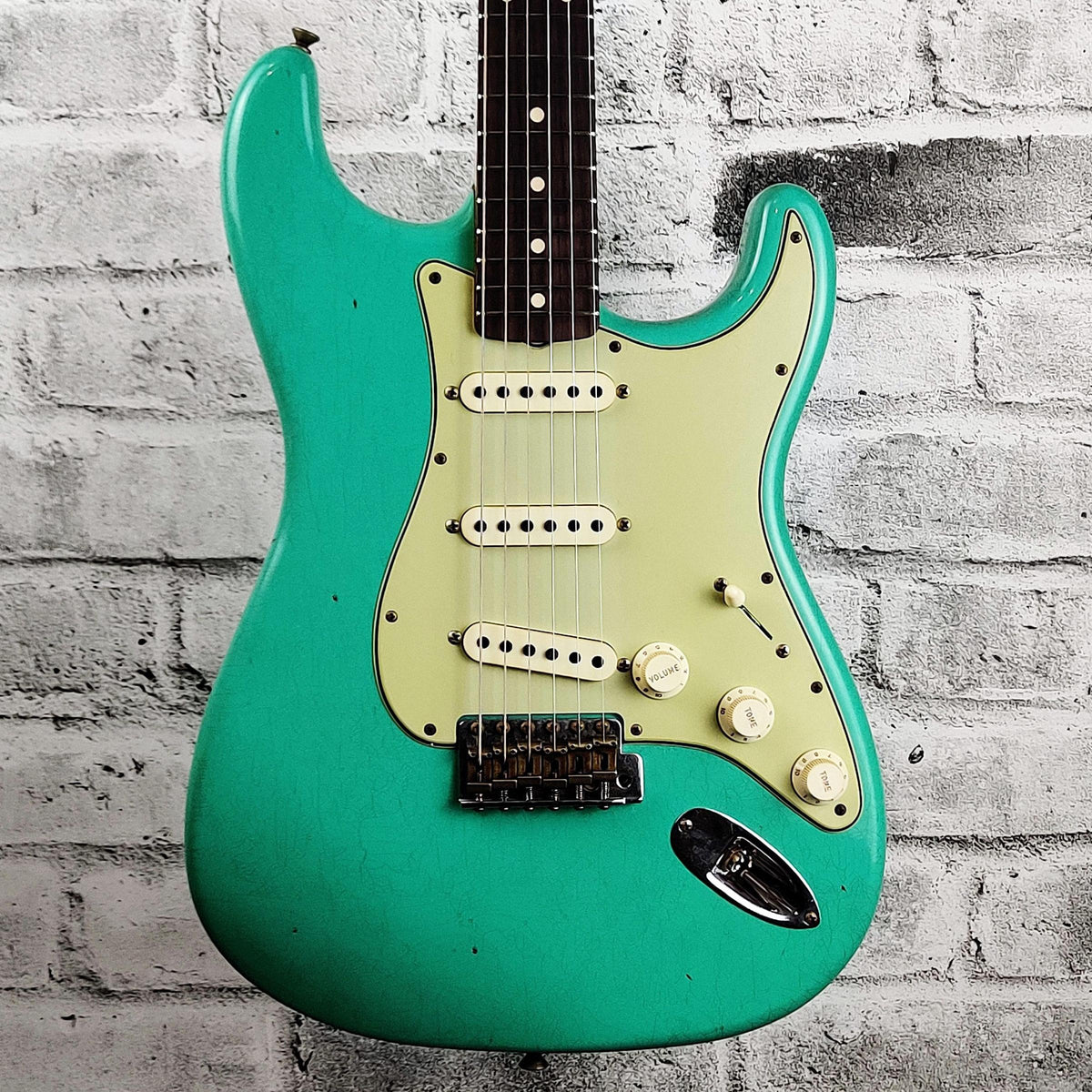 Fender Custom Shop Limited Edition ’62/’63 Stratocaster Journeyman Relic, Rosewood Fingerboard – Aged Seafoam Green