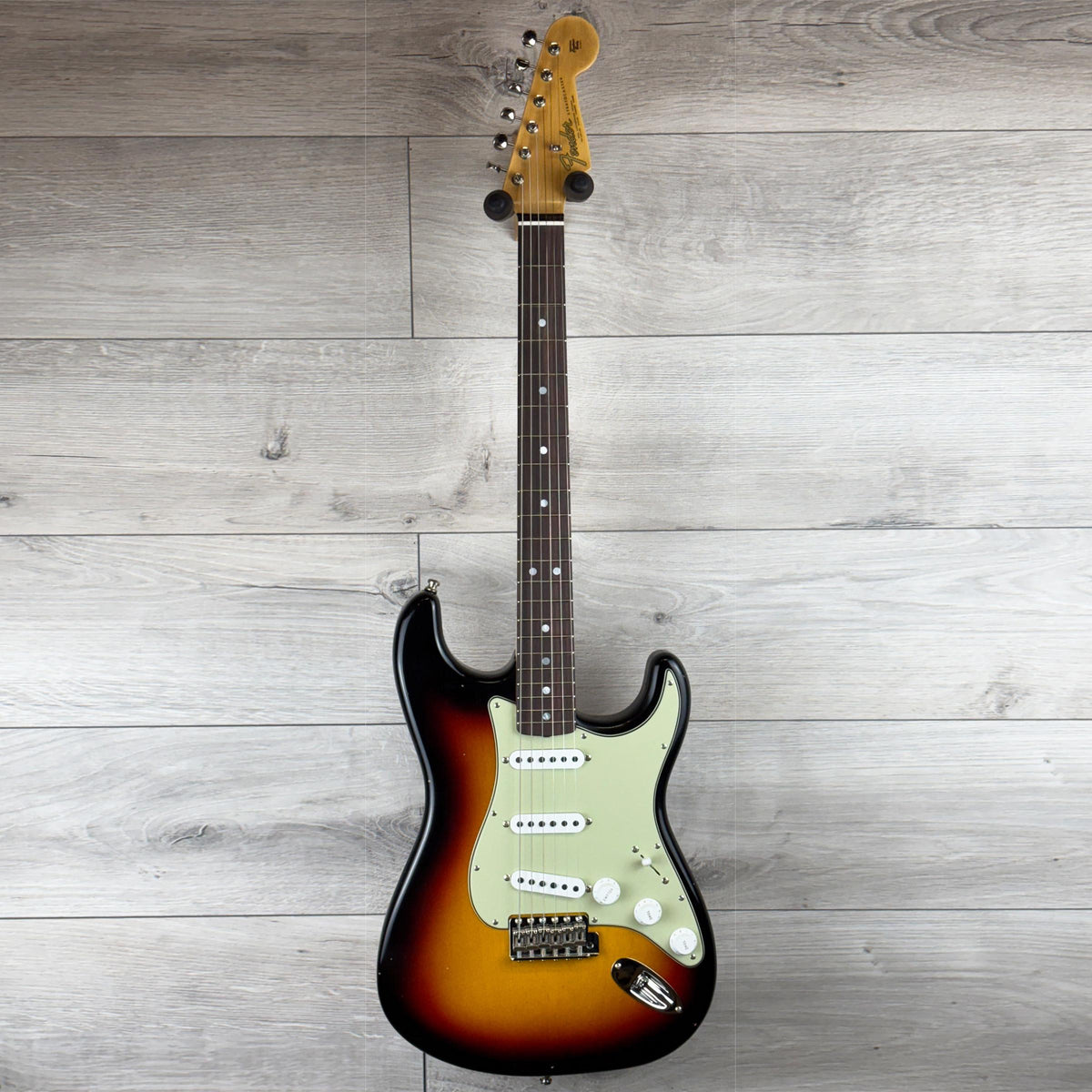 FENDER Custom Shop 1965 Journeyman Custom Relic Stratocaster, Aged 3-Tone Sunburst