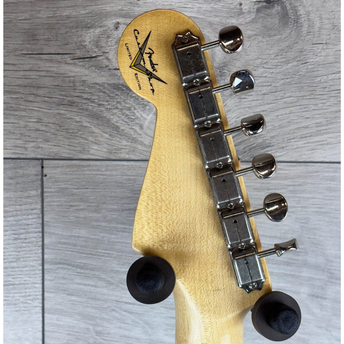 FENDER Custom Shop 1965 Journeyman Custom Relic Stratocaster, Aged 3-Tone Sunburst