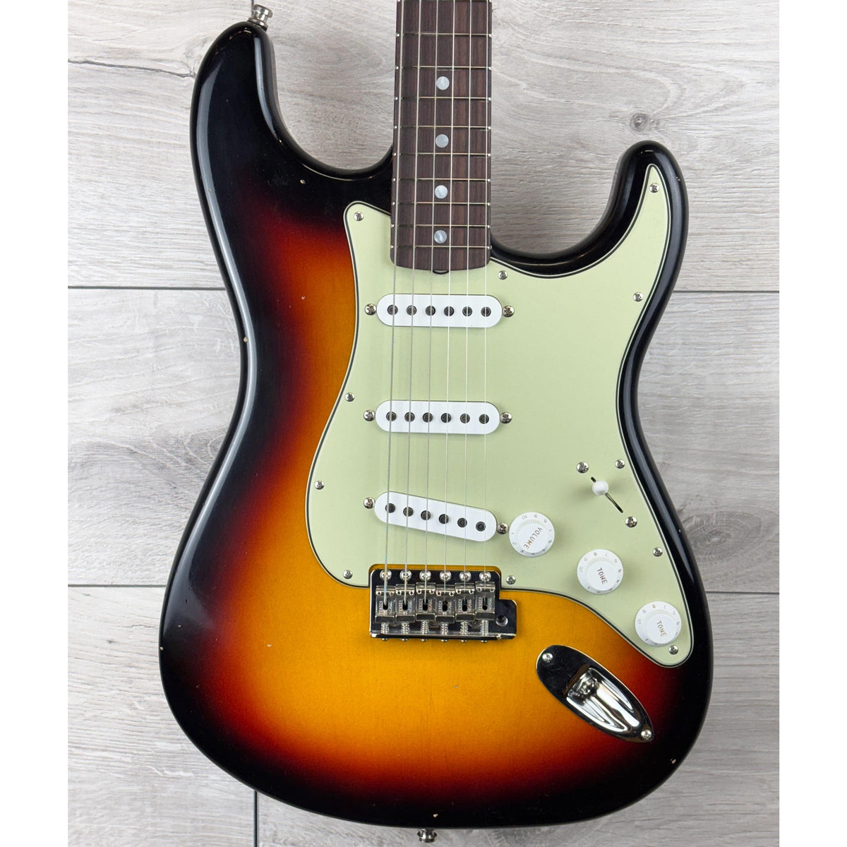 FENDER Custom Shop 1965 Journeyman Custom Relic Stratocaster, Aged 3-Tone Sunburst