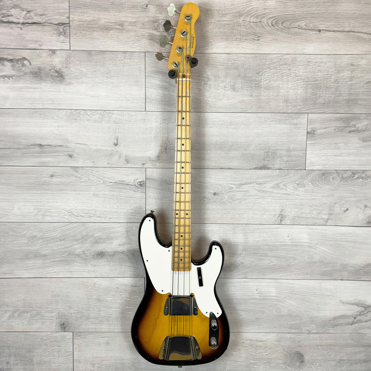 FENDER Custom Shop 1954 Precision Bass Journeyman Relic, 1-Piece Quartersawn Maple Neck Fingerboard, Aged 2-Color Sunburst
