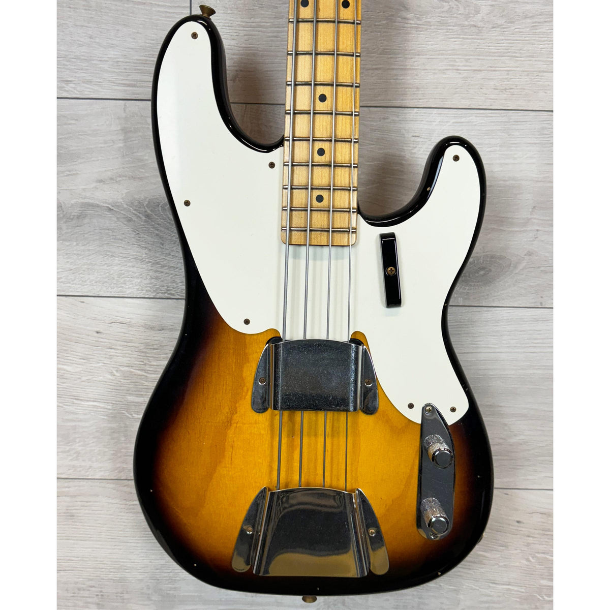 FENDER Custom Shop 1954 Precision Bass Journeyman Relic, 1-Piece Quartersawn Maple Neck Fingerboard, Aged 2-Color Sunburst