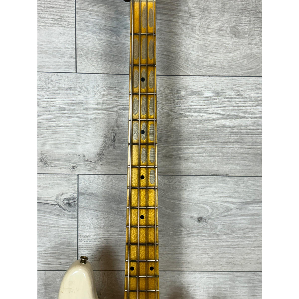 FENDER Custom Shop Limited Edition P-Jazz Bass Relic, 1-Piece Quartersawn Maple Neck Fingerboard, Aged White Blonde