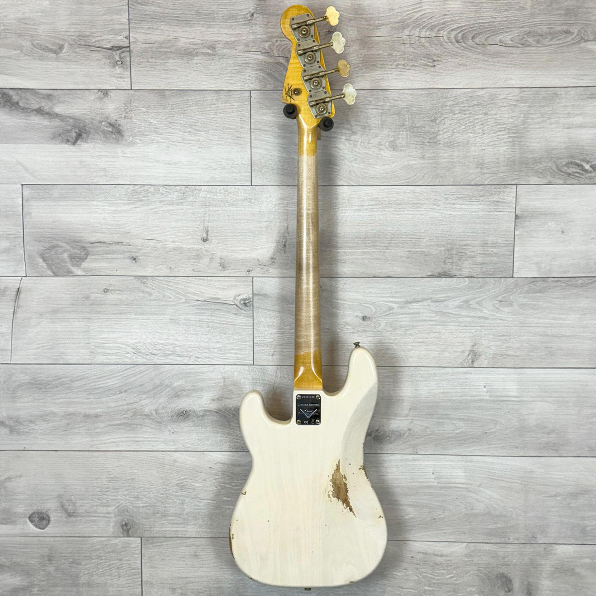 FENDER Custom Shop Limited Edition P-Jazz Bass Relic, 1-Piece Quartersawn Maple Neck Fingerboard, Aged White Blonde