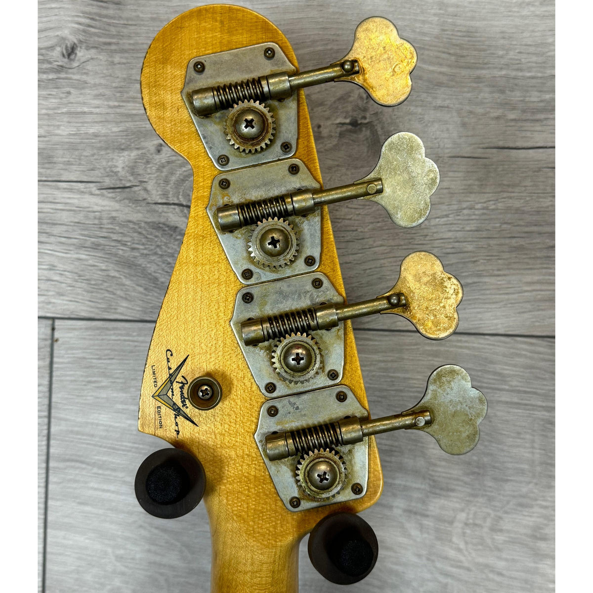 FENDER Custom Shop Limited Edition P-Jazz Bass Relic, 1-Piece Quartersawn Maple Neck Fingerboard, Aged White Blonde