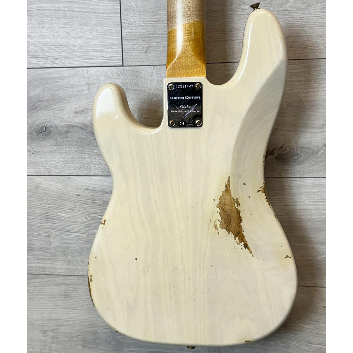 FENDER Custom Shop Limited Edition P-Jazz Bass Relic, 1-Piece Quartersawn Maple Neck Fingerboard, Aged White Blonde