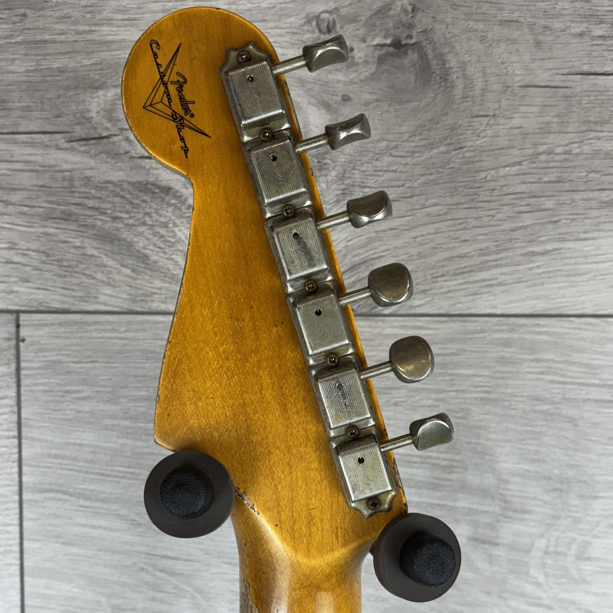 FENDER Custom Shop 1965 Stratocaster Super Heavy Relic, Rosewood Fingerboard, Super Faded Aged Sherwood Green Metallic over 3-Color Sunburst