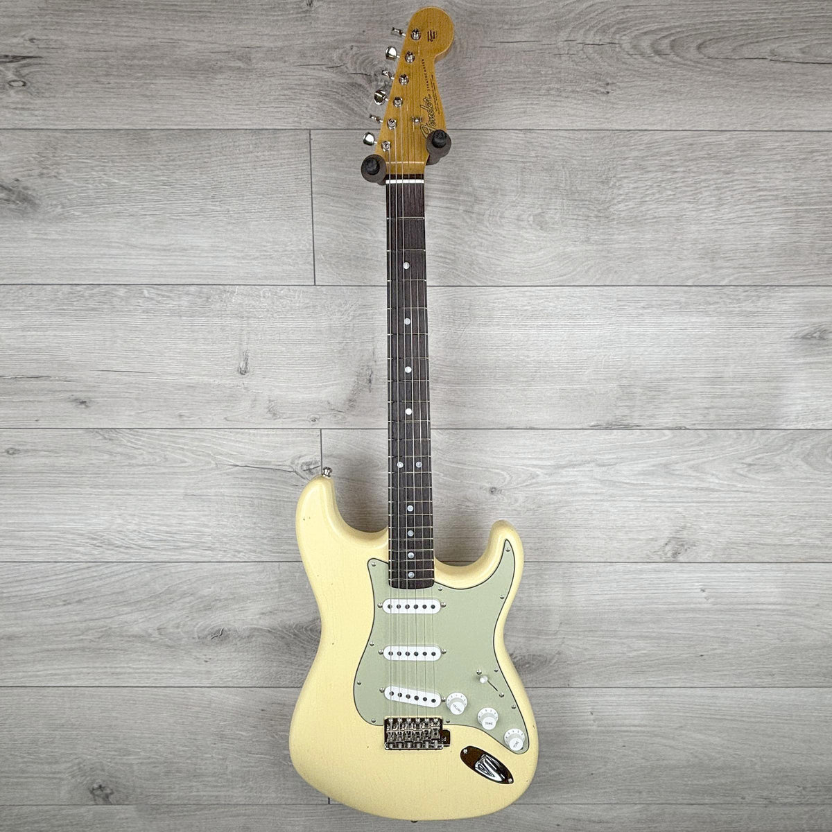 FENDER Custom Shop Limited Edition '65 Stratocaster Journeyman Relic, Aged Vintage White