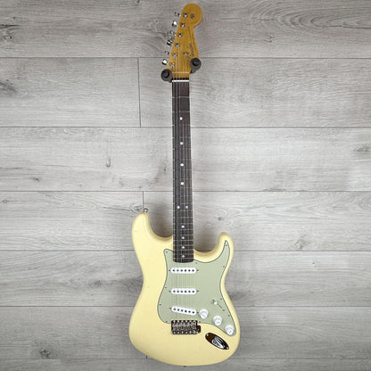 FENDER Custom Shop Limited Edition '65 Stratocaster Journeyman Relic, Aged Vintage White
