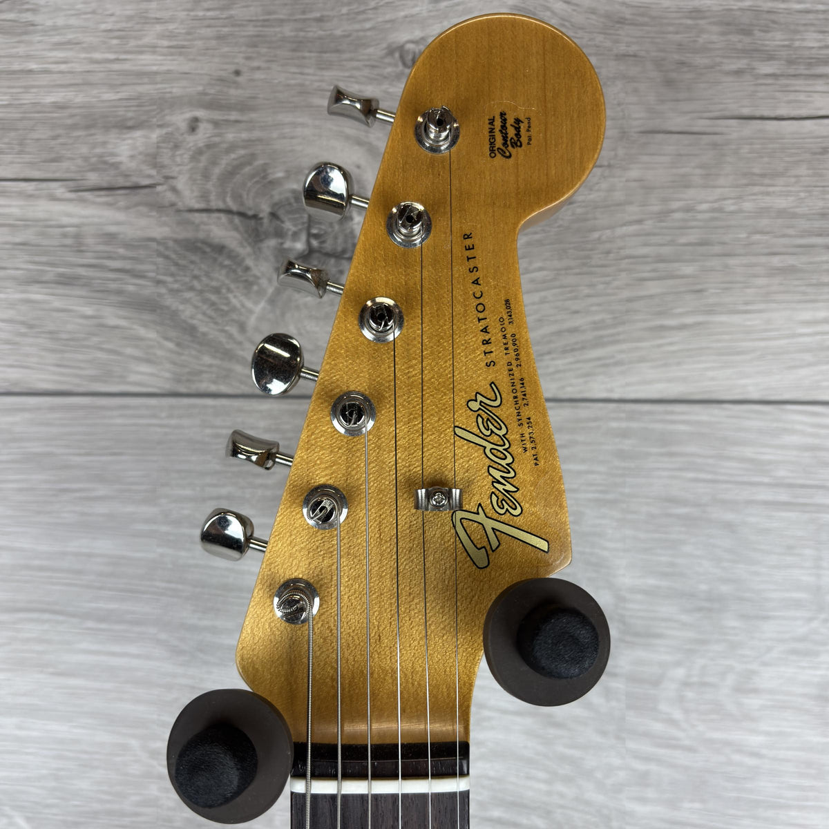 FENDER Custom Shop Limited Edition '65 Stratocaster Journeyman Relic, Aged Vintage White