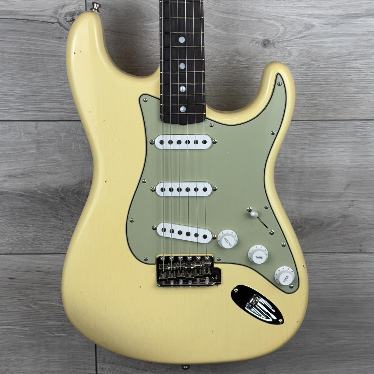 FENDER Custom Shop Limited Edition '65 Stratocaster Journeyman Relic, Aged Vintage White