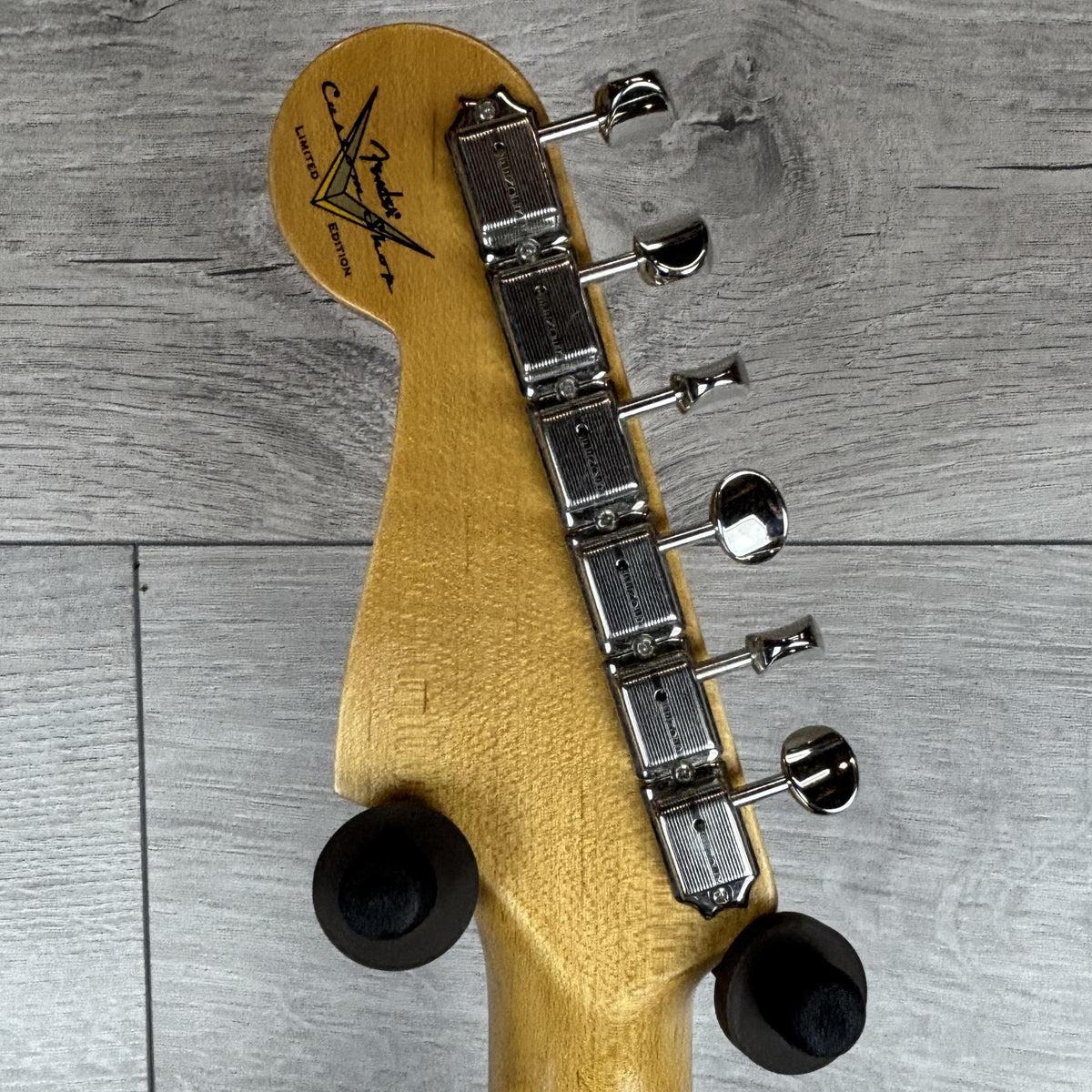 FENDER Custom Shop Limited Edition '65 Stratocaster Journeyman Relic, Aged Vintage White